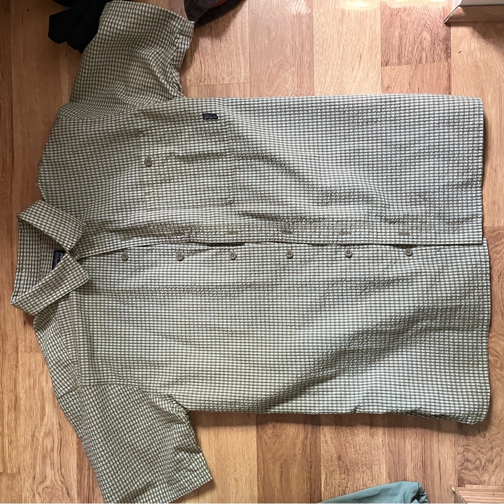 Patagonia short sleeve button up excellent condition great for fall size medium!